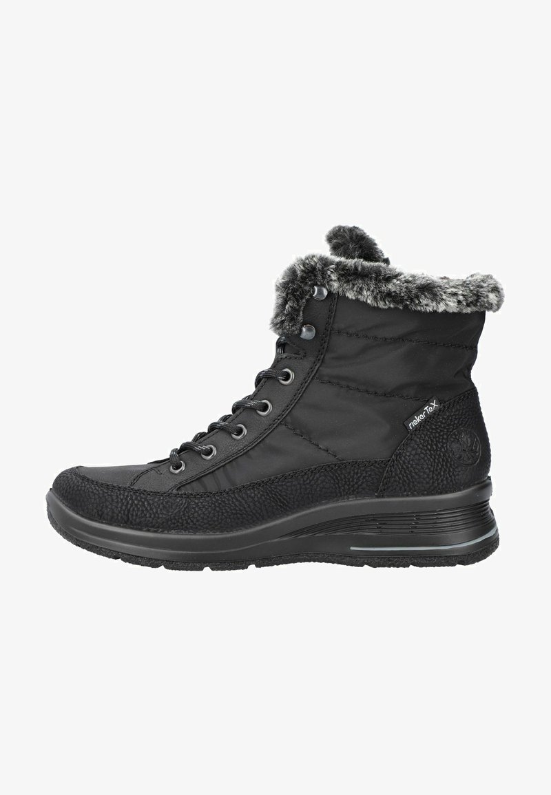 Sort ankelstøvle med faux fur-fôr, der har en tekstureret overdel, snørebånd og en polstret sål. Vandafvisende materiale er anvendt.