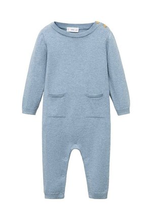 Svijetloplavi pletivo jumpsuit duših rukava, okruglog izreza, s dva prednja džepa i s drukerima na ramenu i dnu za lakše oblačenje.
