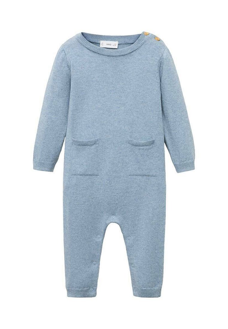 Svetlomodrý pletený overal s dlhými rukávmi, okrúhlym výstrihom, dvoma prednými vreckami a patentkami na pleciach a spodnej časti pre jednoduché obliekanie.