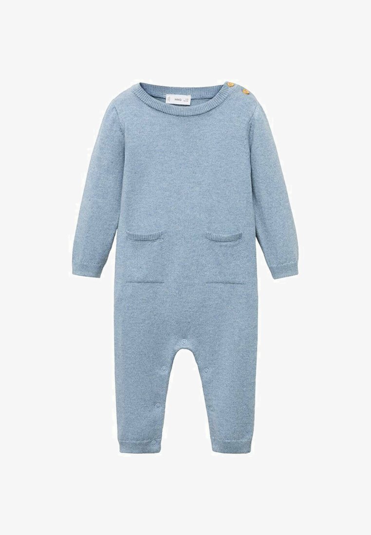 Svijetloplavi pletivo jumpsuit duših rukava, okruglog izreza, s dva prednja džepa i s drukerima na ramenu i dnu za lakše oblačenje.