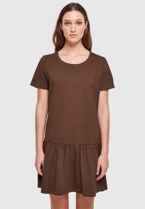 Rochie din bumbac maro, cu mâneci scurte, decolteu rotund și tiv ondulat. Design simplu, textură netedă, lungime până la genunchi.