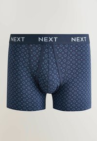 Boxeri bărbătești de culoare albastru închis cu model geometric albastru deschis și talie închisă cu logo-ul „NEXT” repetat în alb.