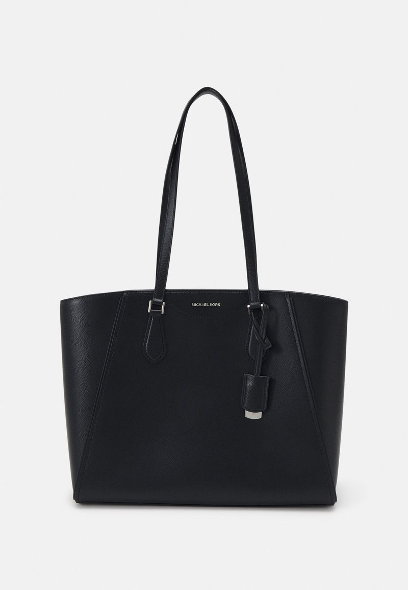 Sac fourre-tout en cuir noir avec deux longues poignées, quincaillerie en argent et une petite étiquette en cuir attachée, portant le logo de Michael Kors.