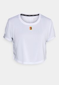 Camiseta corta blanca Nike Dri-FIT con cuello redondo y un pequeño logo multicolor de tenis de Nike en el pecho.