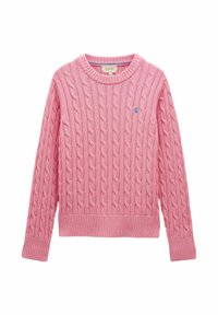 Różowy sweter w splot kablowy z długimi rękawami, ribbowymi mankietami i dołem oraz małym niebieskim logo na lewej piersi.