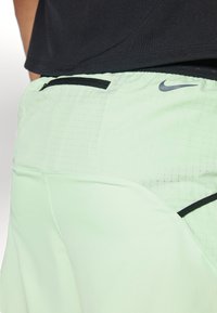 Nike Performance SECONDSUNRISE - Kurze Sporthose - vapor green/black