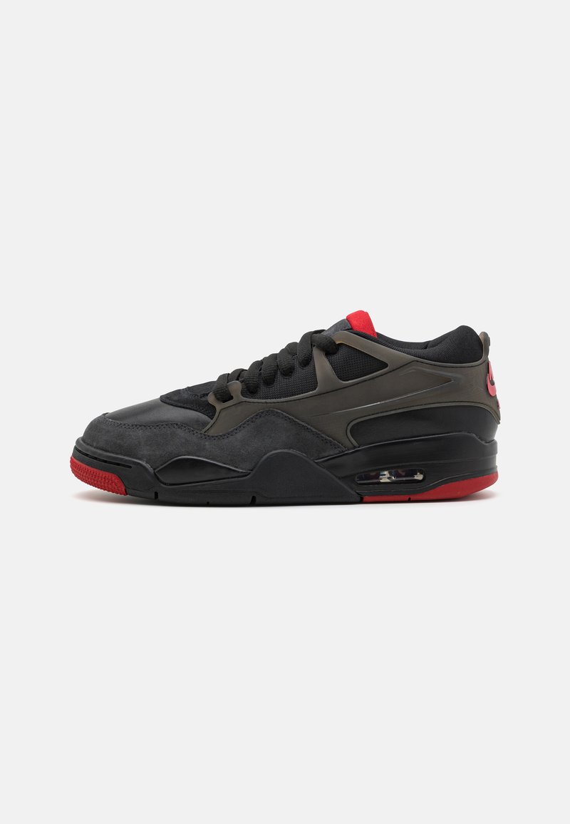 Sneaker med en overdel i sort og mørkegrå, der har mesh- og ruskindsteksturer. Røde accenter på sålen og tungen. Logo på hælen. Air-dæmpning.
