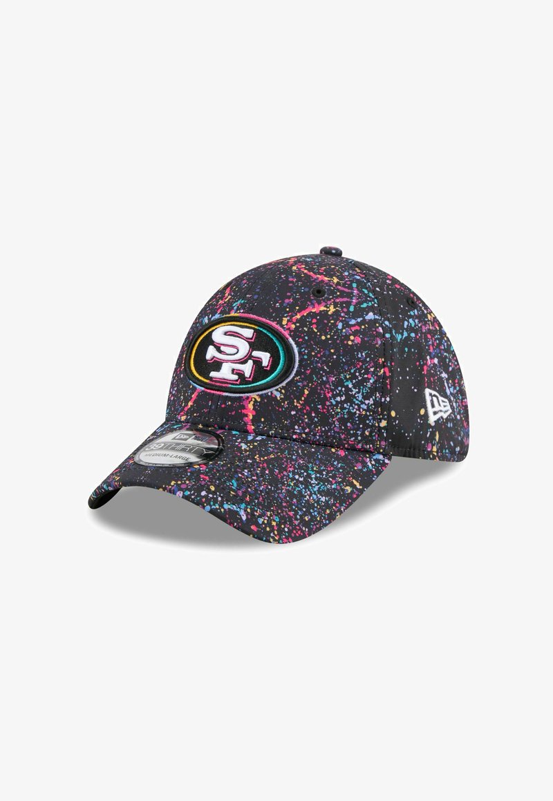 Casquette de baseball noire avec un motif de peinture éclaboussée dans des couleurs vives. Caractéristiques d'un logo SF brodé et d'une visière incurvée.