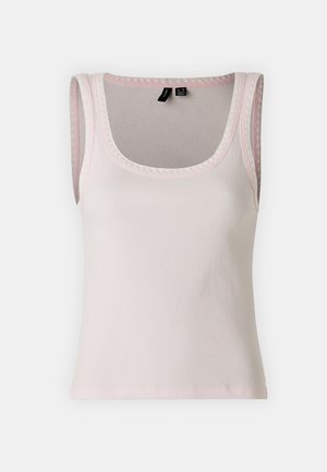 Helles rosa geripptes Tanktop mit einem Rundhalsausschnitt und breiten Trägern, versehen mit einer dekorativen Kante entlang des Ausschnitts und der Armlöcher.