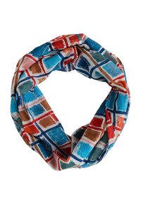 Bunt gemusterter Infinity-Schal mit geometrischem Design in Blau, Rot und Braun auf weißem Hintergrund, aus leichtem Stoff gefertigt.