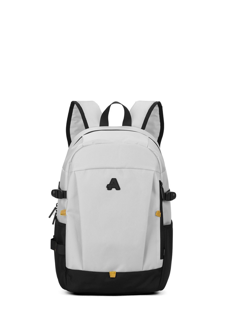 Zaino bianco e nero con spallacci imbottiti, maniglia superiore, tasca frontale, zip laterali e dettagli gialli. Tessuto resistente con un design elegante.