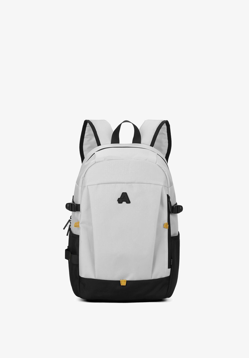 Zaino bianco e nero con spallacci imbottiti, maniglia superiore, tasca frontale, zip laterali e dettagli gialli. Tessuto resistente con un design elegante.