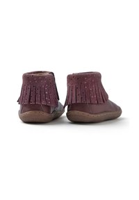 Stivaletti in pelle marrone con parte superiore in suede frangiata, dotati di piccole perforazioni e di una suola in gomma flessibile.