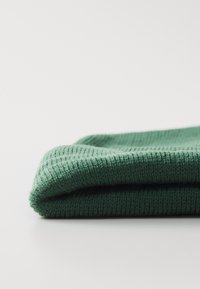 Nike Sportswear PEAK BEANIE UNISEX - Beanie - gruen