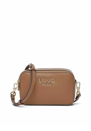 Sac bandoulière en cuir tan avec ferrures en or, logo embossé, fermeture éclair et sangle ajustable. Forme rectangulaire avec une texture lisse.