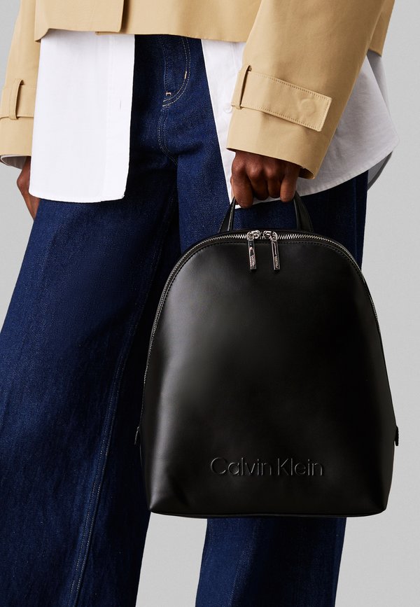 EMBOSSED ROUND BACKPACK - Rucksack3