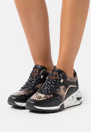 Sneaker sportive con motivo pitonato in beige e nero, con tomaia in pelle nera, lacci texturizzati e suola bianca chiazzata.