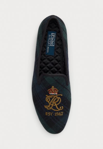 Sötétzöld és tengerészkék kockás papucs. Jellemzője a steppelt fekete bélés, arany hímzett logó koronával, és rugalmas oldal a könnyű felvétel érdekében.