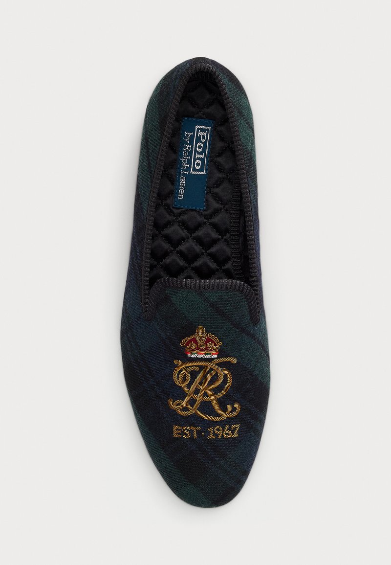 Rutet hjemmesko i mørkegrøn og marineblå. Har et kviltet sort foer, guld broderet logo med krone og elastisk side for nem påføring.