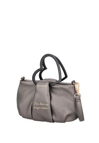 Borsa a tracolla in pelle grigia texturizzata con manico nero a forma di cuore, decorata con lettere dorate e chiusura con cerniera. Design compatto e curvo.