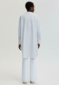 Touché Privé STRIPED LONG WITH TIES - Camicetta - white