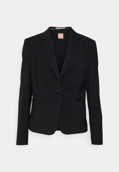 Blazer noir en tissu lisse, avec une fermeture à un bouton, des revers à cran et deux poches avant. Coupe ajustée avec des manches longues.
