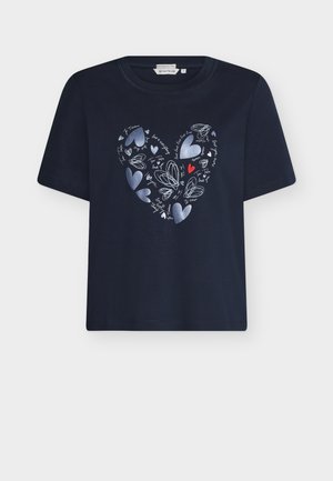 Μπλούζα από βαμβάκι σε ναυτικό μπλε με κοντά μανίκια, με σχέδιο καρδιάς αποτελούμενο από διάφορες καρδιές και χειρόγραφο κείμενο σε ανοιχτά και σκούρα χρώματα.