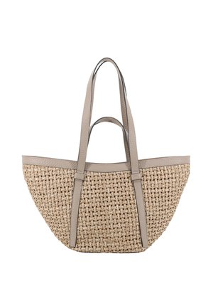 Geflochtene Strohtasche mit beigem Lederbesatz, ausgestattet mit langen und kurzen Griffen, vor weißem Hintergrund präsentiert.