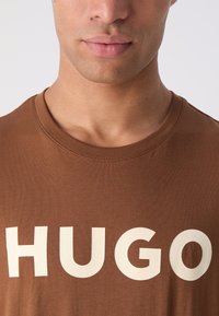HUGO DULIVIO - Marškinėliai su spaudiniu - medium brown