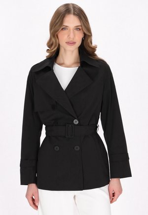 Schwarzer doppelt-mädnes Trenchcoat mit tailliertem Gürtel, breitem Kragen und langen Ärmeln. Glattes Material und Knopfdetails.