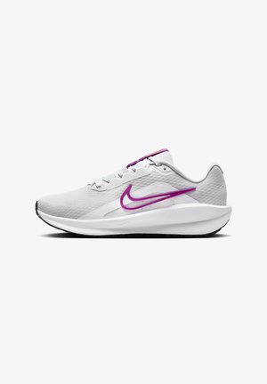 Chaussure de course Nike en maille gris clair avec des accents violets, présentant une silhouette élancée, un système de laçage et des détails texturés sur le talon.