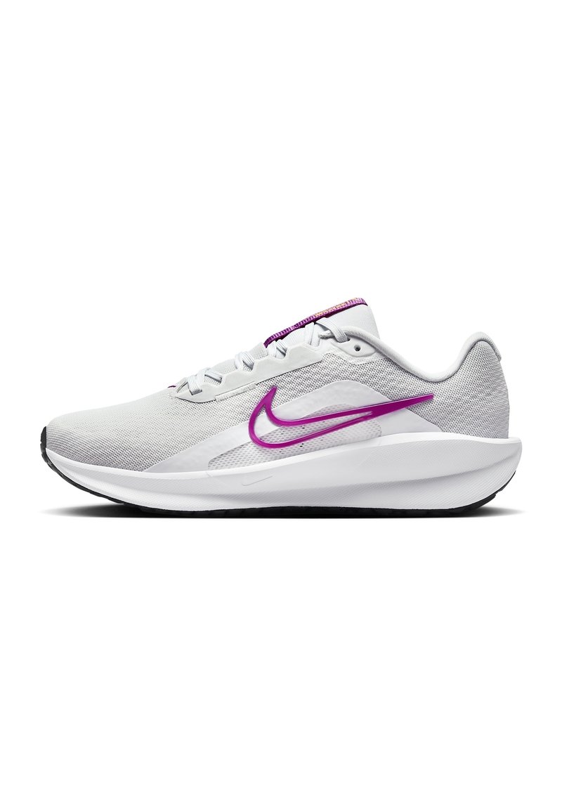 Chaussure de course Nike en maille gris clair avec des accents violets, présentant une silhouette élancée, un système de laçage et des détails texturés sur le talon.