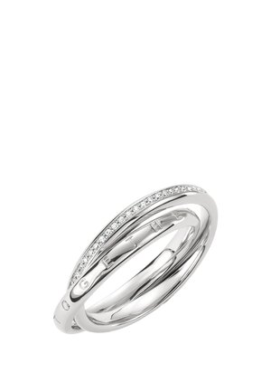 Zilveren in elkaar grijpende ringen, waarvan één ring kleine ingelegde diamanten heeft en de andere gegraveerd is met de woorden "TOGETHER."