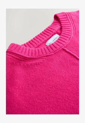 Pull en lambswool rose avec un col rond côtelé et une texture lisse. Étiquette visible, marquée "100% Lambswool." Gros plan sur le tissu.