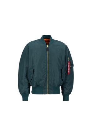 Groene bomberjack met een ritssluiting, ribbelboorden en -zoom. Het heeft zijzakken en een ritszak op de mouw met een rode label.