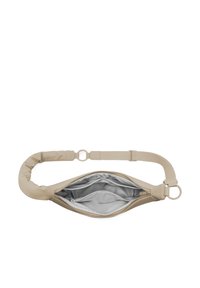 Sac banane beige avec sangle réglable, fermeture éclair ouverte révélant deux compartiments intérieurs, dont un avec une petite poche zippée.