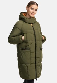 Vadderad olivgrön kappa med en orange huva, dragkedjestängning och två framfickor, med elastiska ärmslut och quiltad design.