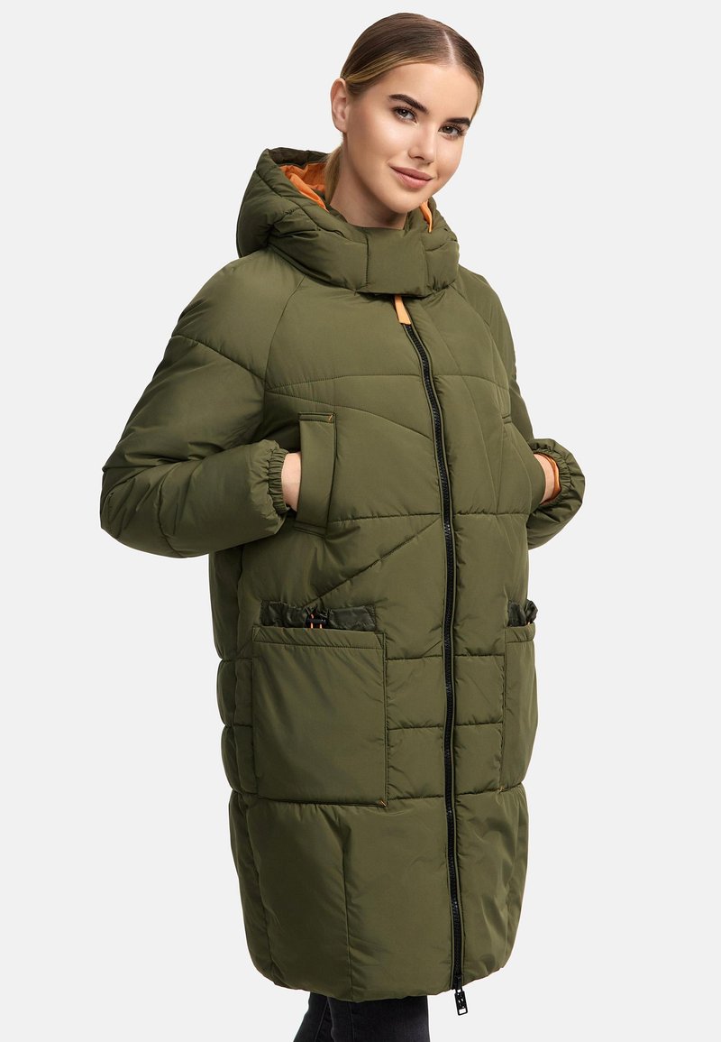 Vadderad olivgrön kappa med en orange huva, dragkedjestängning och två framfickor, med elastiska ärmslut och quiltad design.
