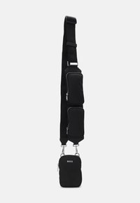 Borsa a tracolla nera con tracolla regolabile e tre scomparti con cerniera, con hardware in argento e logo BOSS sulla tasca frontale.
