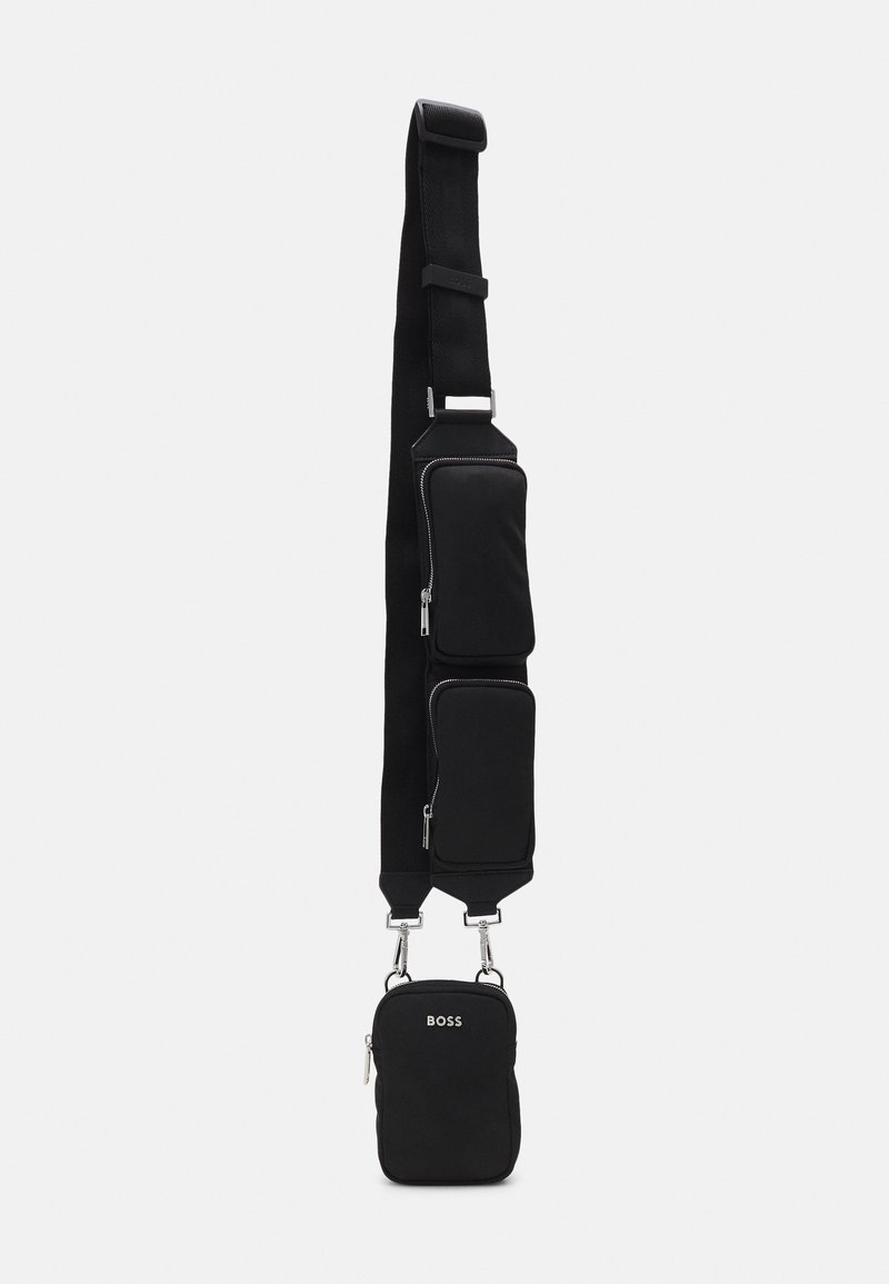 Borsa a tracolla nera con tracolla regolabile e tre scomparti con cerniera, con hardware in argento e logo BOSS sulla tasca frontale.