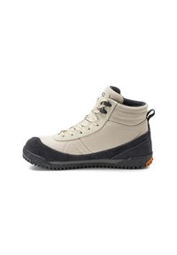 Bota alta exterior en beige y negro con cierre de cordones y suela de goma texturizada, diseñada para el senderismo o el uso en terrenos difíciles.