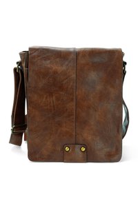 Brązowa skórzana torba na ramię o gładkiej fakturze, z klapą na zgięcie, mosiężnymi akcentami i regulowanym paskiem na ramię.