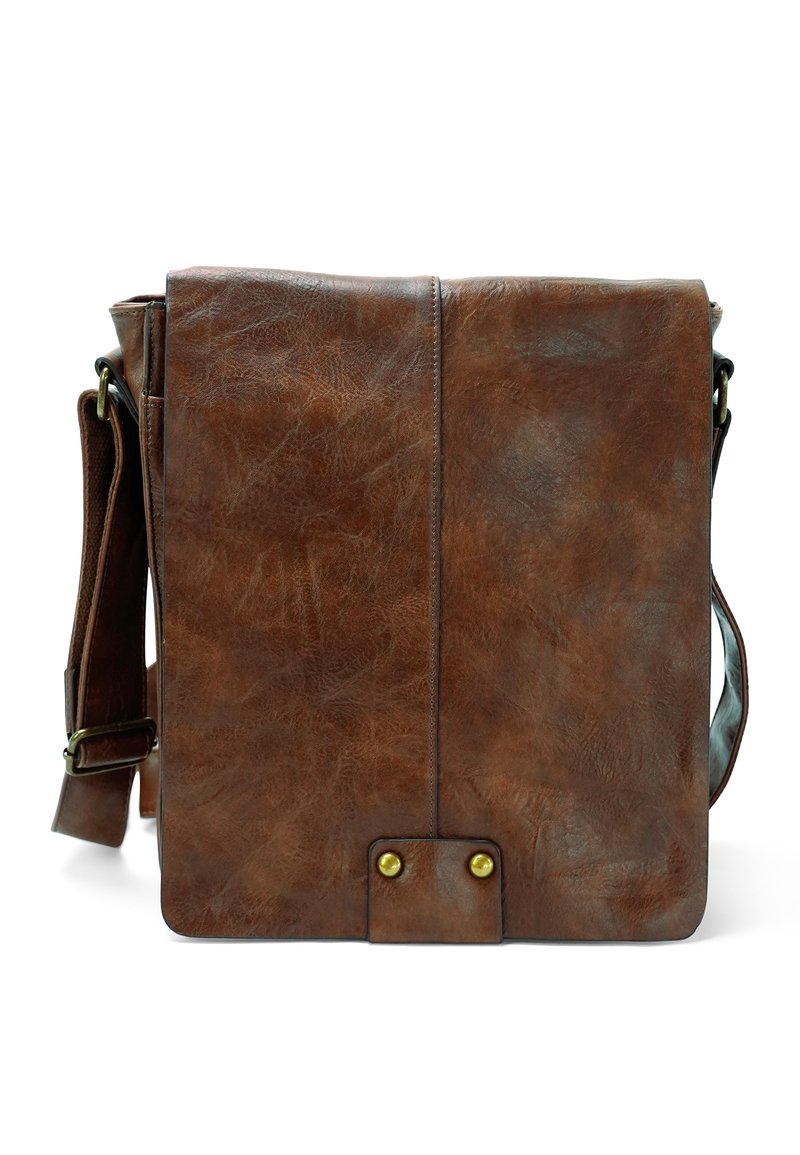 Brązowa skórzana torba na ramię o gładkiej fakturze, z klapą na zgięcie, mosiężnymi akcentami i regulowanym paskiem na ramię.