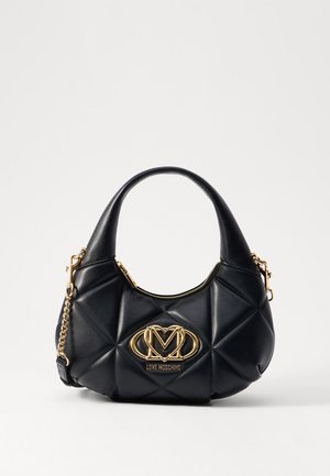 Sac à main matelassé noir avec bandoulière chaîne dorée et grand logo Love Moschino doré à l'avant, présentant une anse arrondie et une fermeture à glissière.