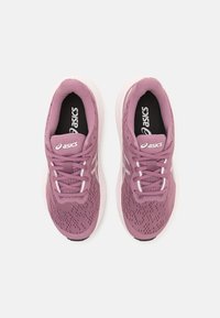 Fioletowe buty sportowe z oddychającą siateczkową cholewką, wyściełanym kołnierzem i białymi akcentami. Wyposażone w płaskie sznurowadła oraz amortyzowaną podeszwę zapewniającą komfort.