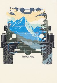 Graphique d'une vue de face d'un camion présentant des scènes de montagnes et de forêts dans des teintes de bleu, de vert et de beige, avec le texte "Explorez Plus" en dessous.