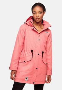 Parka impermeabile rosa con vita regolabile tramite cordino, cappuccio e tasche frontali. Presenta dettagli neri e bottoni a pressione. Texture liscia e lucida.