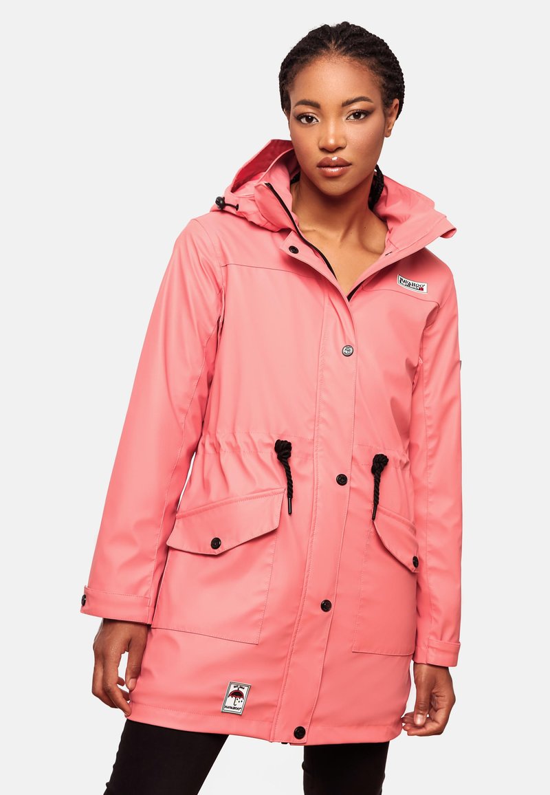 Parka impermeabile rosa con vita regolabile tramite cordino, cappuccio e tasche frontali. Presenta dettagli neri e bottoni a pressione. Texture liscia e lucida.