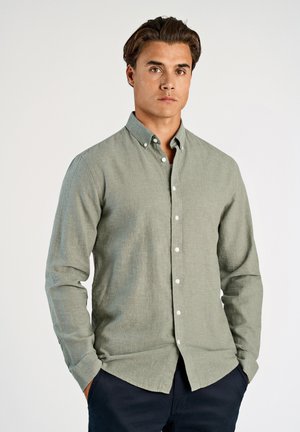 Hellgrünes Hemd mit Textur, langen Ärmeln und spitzem Kragen. Verfügt über weiße Knöpfe an der Vorderseite.