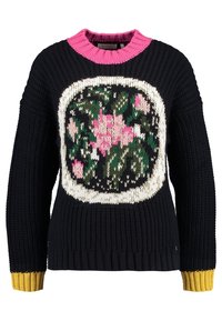 Sweter dzianinowy w ciemnym granacie z kwiecistym wzorem w odcieniach różu i zieleni. Posiada różowy ściągacz przy dekolcie oraz żółte akcenty na rękawach.